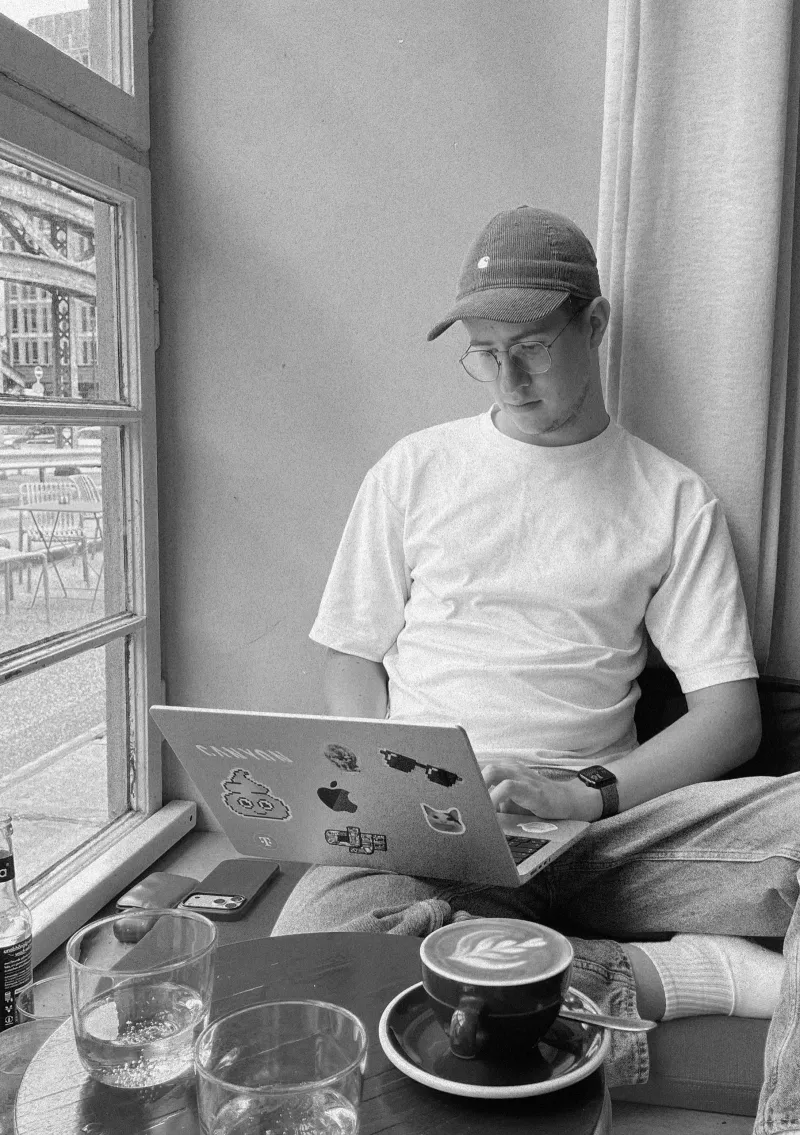 Finn im Café in Hamburg 2026