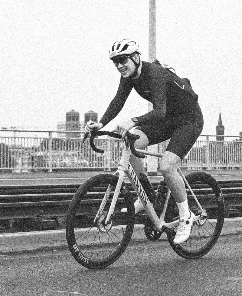 Finn auf dem Rennrad beim Fahrradrennen "Rund um Köln"